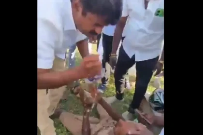 முன்னாள் அமைச்சர் சி.விஜயபாஸ்கர் விபத்தில் சிக்கிய காவலருக்கு முதலுதவி அளிக்கும் காட்சி