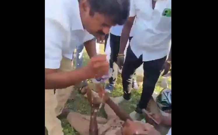 முன்னாள் அமைச்சர் சி.விஜயபாஸ்கர் விபத்தில் சிக்கிய காவலருக்கு முதலுதவி அளிக்கும் காட்சி
