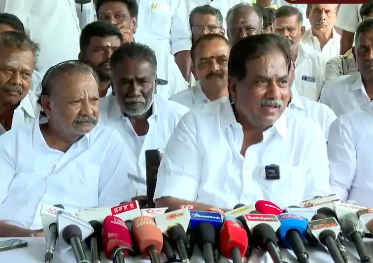 முன்னாள் அமைச்சர் மூர்த்தி செய்தியாளர்களை சந்திக்கும் காட்சி