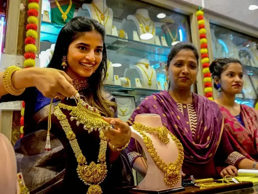 தங்கம் விலை குறைவு குறித்த செய்தி