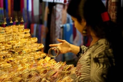 தங்கம் விலை உயர்வு குறித்த செய்தியை விளக்கும் படம்
