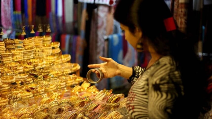 தங்கம் விலை உயர்வு குறித்த செய்தியை விளக்கும் படம்
