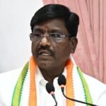 தமிழ்நாடு உயர்கல்வித் துறை அமைச்சர் பி. விஸ்வநாதன் அறிவிப்பை வெளியிடுகிறார்