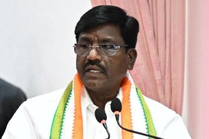 தமிழ்நாடு உயர்கல்வித் துறை அமைச்சர் பி. விஸ்வநாதன் அறிவிப்பை வெளியிடுகிறார்