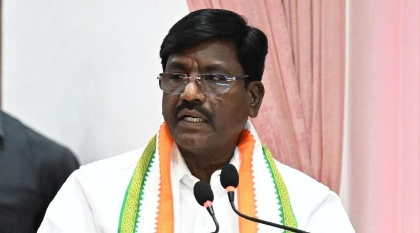 தமிழ்நாடு உயர்கல்வித் துறை அமைச்சர் பி. விஸ்வநாதன் அறிவிப்பை வெளியிடுகிறார்