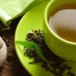 க்ரீன் டீ அருந்தும் நபர்