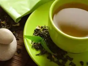 க்ரீன் டீ அருந்தும் நபர்
