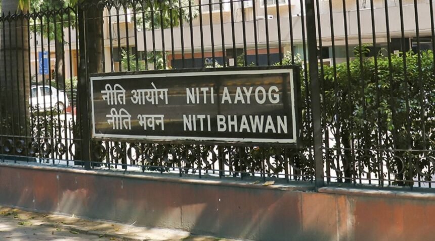 நிதி ஆயோக் லோகோ அல்லது குஜராத் மாநிலத்தின் பொருளாதார வளர்ச்சி தொடர்பான படம்