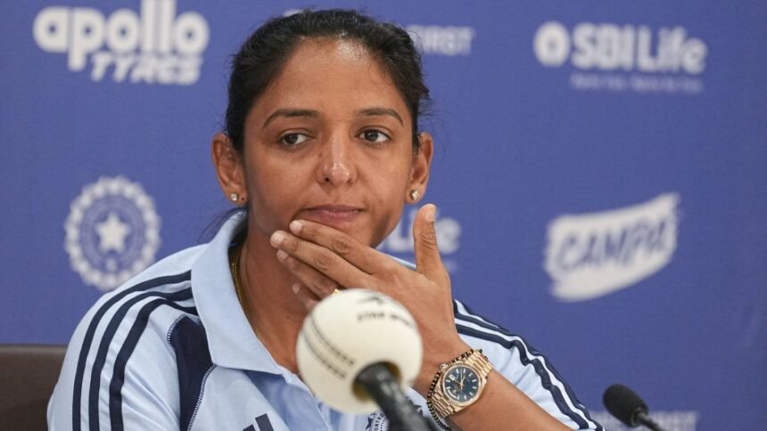 இந்திய மகளிர் கிரிக்கெட் கேப்டன் ஹர்மன்ப்ரீத் கவுர் பேட்டிங் செய்கிறார்