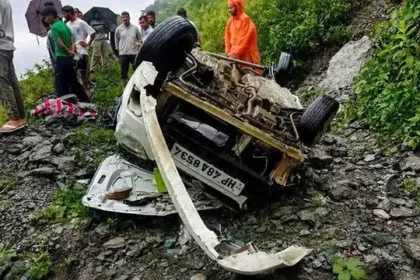 இமாச்சல பிரதேசத்தில் விபத்துக்குள்ளான கார்