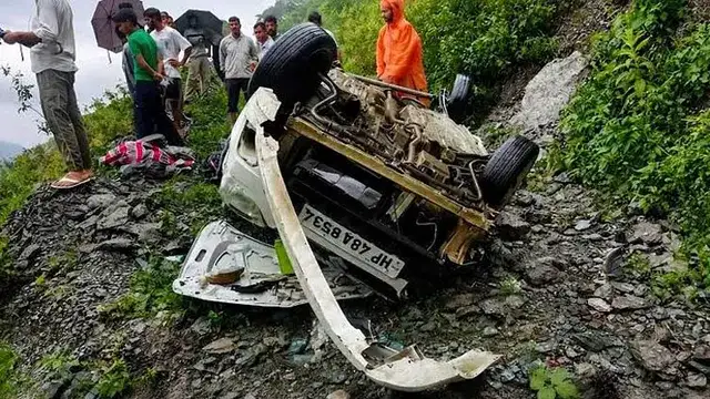 இமாச்சல பிரதேசத்தில் விபத்துக்குள்ளான கார்