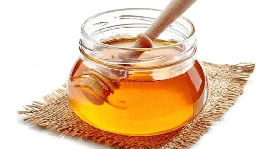 ஒரு கிண்ணத்தில் பால் மற்றும் தேன் கலந்த கலவை