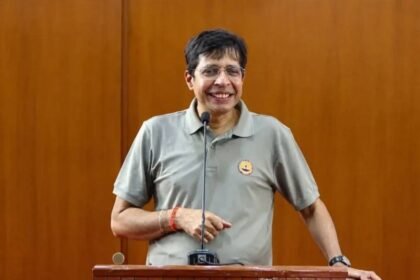 சென்னை ஐ.ஐ.டி இயக்குநர் தேர்வுச் சீர்திருத்தக் குழுவில் இடம்பெற்றுள்ளார்.