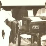 இளையராஜா மற்றும் பாடகி ஜானகி இணைந்து பாடும் காட்சி