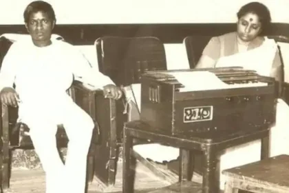 இளையராஜா மற்றும் பாடகி ஜானகி இணைந்து பாடும் காட்சி