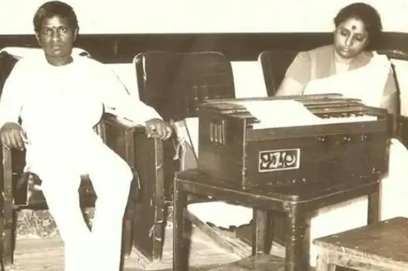 இளையராஜா மற்றும் பாடகி ஜானகி இணைந்து பாடும் காட்சி