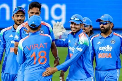 இந்திய கிரிக்கெட் அணி வீரர்கள் மைதானத்தில் பயிற்சி மேற்கொள்கின்றனர்