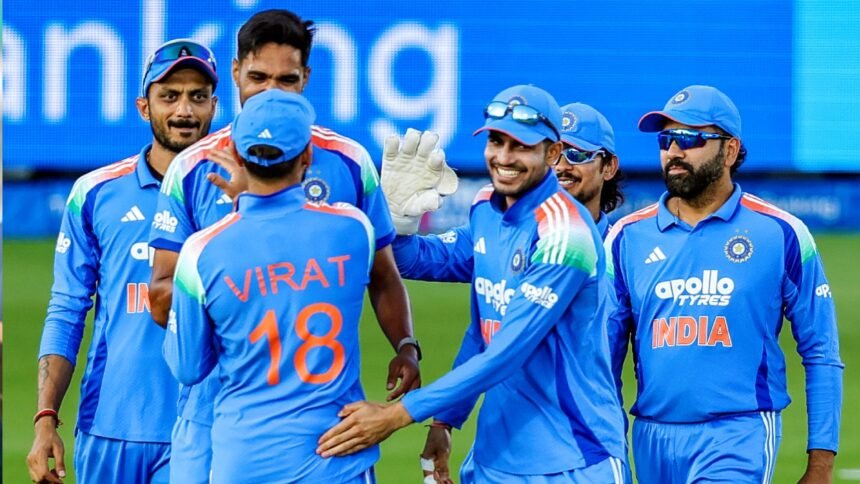 இந்திய கிரிக்கெட் அணி வீரர்கள் மைதானத்தில் பயிற்சி மேற்கொள்கின்றனர்
