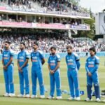 இந்திய மற்றும் இங்கிலாந்து கிரிக்கெட் வீரர்கள் கைகளில் கருப்பு பேட்ஜ் அணிந்திருக்கின்றனர்