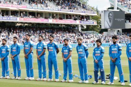 இந்திய மற்றும் இங்கிலாந்து கிரிக்கெட் வீரர்கள் கைகளில் கருப்பு பேட்ஜ் அணிந்திருக்கின்றனர்