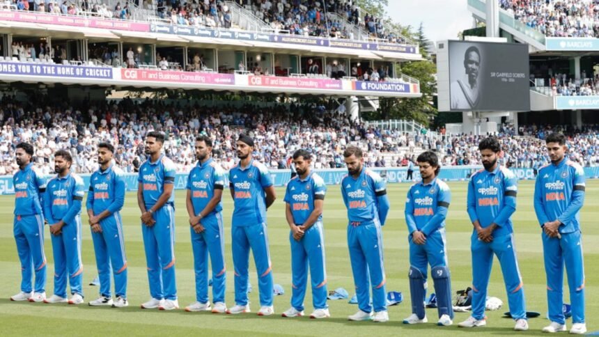 இந்திய மற்றும் இங்கிலாந்து கிரிக்கெட் வீரர்கள் கைகளில் கருப்பு பேட்ஜ் அணிந்திருக்கின்றனர்