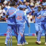 இந்தியா மற்றும் இங்கிலாந்து கிரிக்கெட் வீரர்கள் மைதானத்தில் பயிற்சி செய்வதை சித்தரிக்கும் படம்