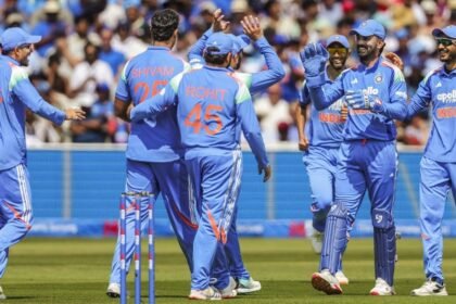 இந்தியா மற்றும் இங்கிலாந்து கிரிக்கெட் வீரர்கள் மைதானத்தில் பயிற்சி செய்வதை சித்தரிக்கும் படம்