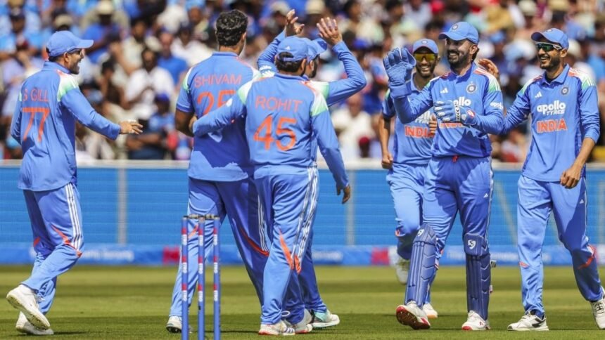 இந்தியா மற்றும் இங்கிலாந்து கிரிக்கெட் வீரர்கள் மைதானத்தில் பயிற்சி செய்வதை சித்தரிக்கும் படம்