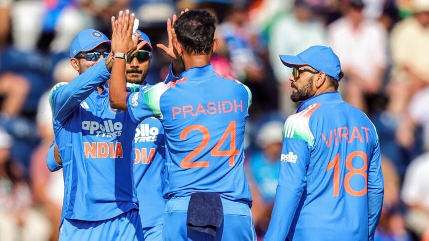 இந்திய வேகப்பந்து வீச்சாளர் பிரசித் கிருஷ்ணா பந்து வீசுகிறார்