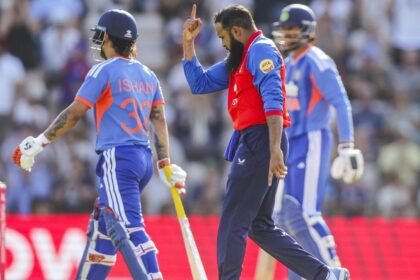 இந்திய கிரிக்கெட் அணி வீரர்கள் மைதானத்தில்