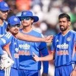 மைதானத்தில் இந்திய கிரிக்கெட் அணி வீரர்கள்