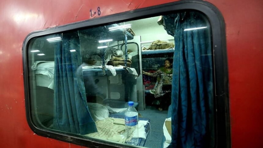ரயில் பெட்டியில் பொருத்தப்பட்டிருக்கும் கண்காணிப்பு கேமரா