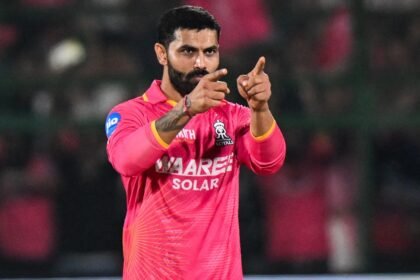 கிரிக்கெட் வீரர் ரவீந்திர ஜடேஜா பேட்டி அளிக்கும் காட்சி