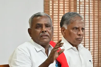 மார்க்சிஸ்ட் கம்யூனிஸ்ட் கட்சி மாநிலச் செயலாளர் பெ.சண்முகம் அறிக்கை வெளியிடுகிறார்