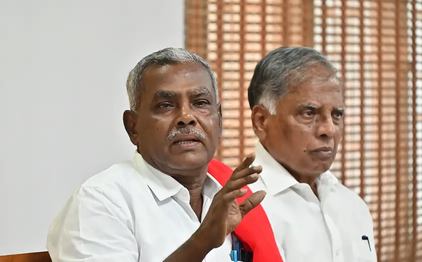 மார்க்சிஸ்ட் கம்யூனிஸ்ட் கட்சி மாநிலச் செயலாளர் பெ.சண்முகம் அறிக்கை வெளியிடுகிறார்