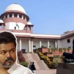 முதலமைச்சர் விஜய் பாதிக்கப்பட்ட குடும்பங்களுக்கு அரசு ஆணைகள் வழங்குகிறார்