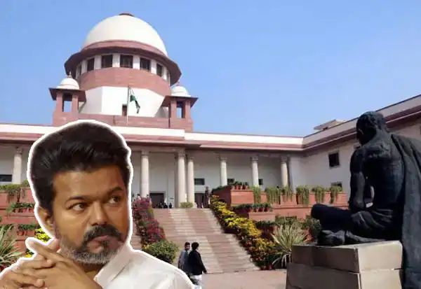 முதலமைச்சர் விஜய் பாதிக்கப்பட்ட குடும்பங்களுக்கு அரசு ஆணைகள் வழங்குகிறார்