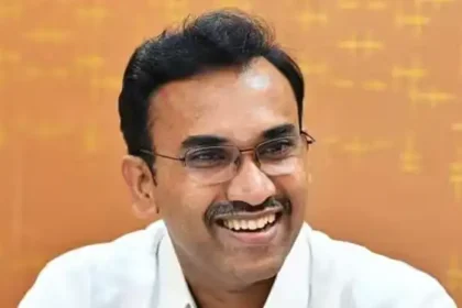 மக்கள் நல்வாழ்வுத்துறை அமைச்சர் அருண் ராஜ் செய்தியாளர்களை சந்திக்கும் காட்சி