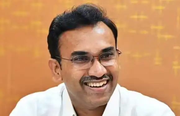 மக்கள் நல்வாழ்வுத்துறை அமைச்சர் அருண் ராஜ் செய்தியாளர்களை சந்திக்கும் காட்சி