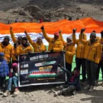 கிளிமஞ்சாரோ மலையில் இந்திய தேசியக் கொடியை ஏந்திய குழுவினர்
