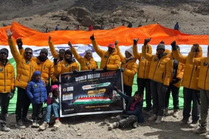 கிளிமஞ்சாரோ மலையில் இந்திய தேசியக் கொடியை ஏந்திய குழுவினர்