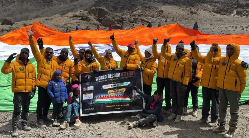 கிளிமஞ்சாரோ மலையில் இந்திய தேசியக் கொடியை ஏந்திய குழுவினர்