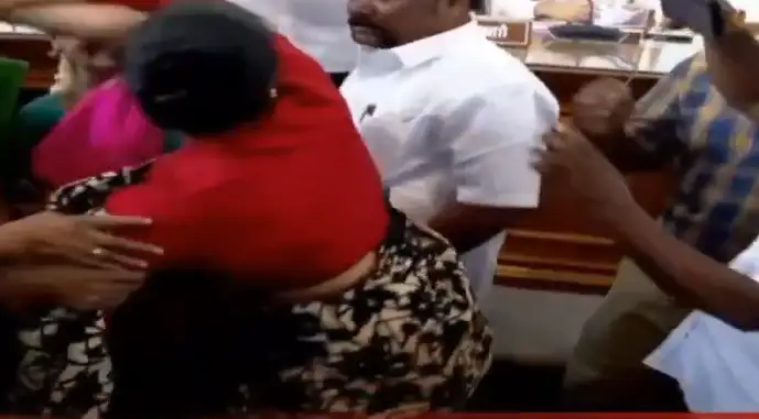 கோவை மாநகராட்சி கூட்டத்தில் திமுக மற்றும் காங்கிரஸ் கவுன்சிலர்களுக்கு இடையே வாக்குவாதம்