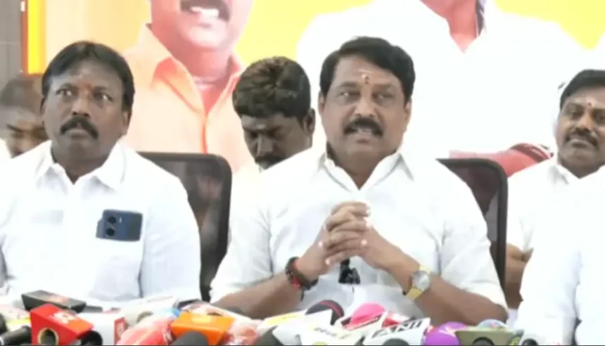 கோயம்புத்தூர் அரசு மருத்துவமனையின் அவசர சிகிச்சைப் பிரிவில் எலிகள் நடமாட்டம் குறித்து பாஜக மாநில தலைவர் நயினார் நாகேந்திரன் கண்டனம் தெரிவிக்கும் காட்சி
