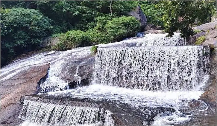 கோவை குற்றாலம் அருவி