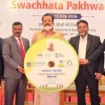 மத்திய இணை அமைச்சர் சுரேஷ் கோபி முன்னிலையில் மாணவர்கள் உறுதிமொழி ஏற்பது