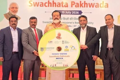 மத்திய இணை அமைச்சர் சுரேஷ் கோபி முன்னிலையில் மாணவர்கள் உறுதிமொழி ஏற்பது