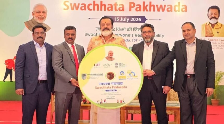 மத்திய இணை அமைச்சர் சுரேஷ் கோபி முன்னிலையில் மாணவர்கள் உறுதிமொழி ஏற்பது