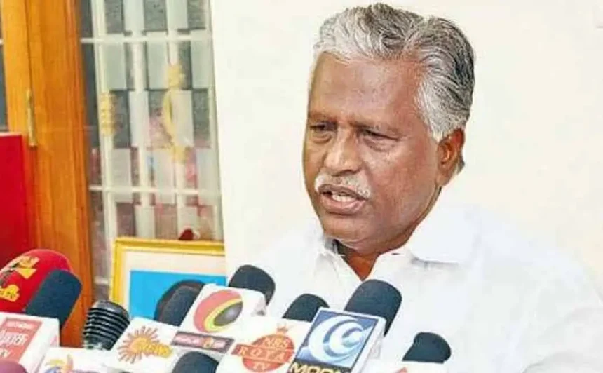 அதிமுக துணைப் பொதுச்செயலாளர் கே.பி.முனுசாமி செய்தியாளர்களிடம் பேசுகிறார்