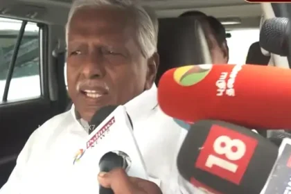 அதிமுக துணைப் பொதுச்செயலாளர் கே.பி.முனுசாமி செய்தியாளர்களிடம் பேசுகிறார்